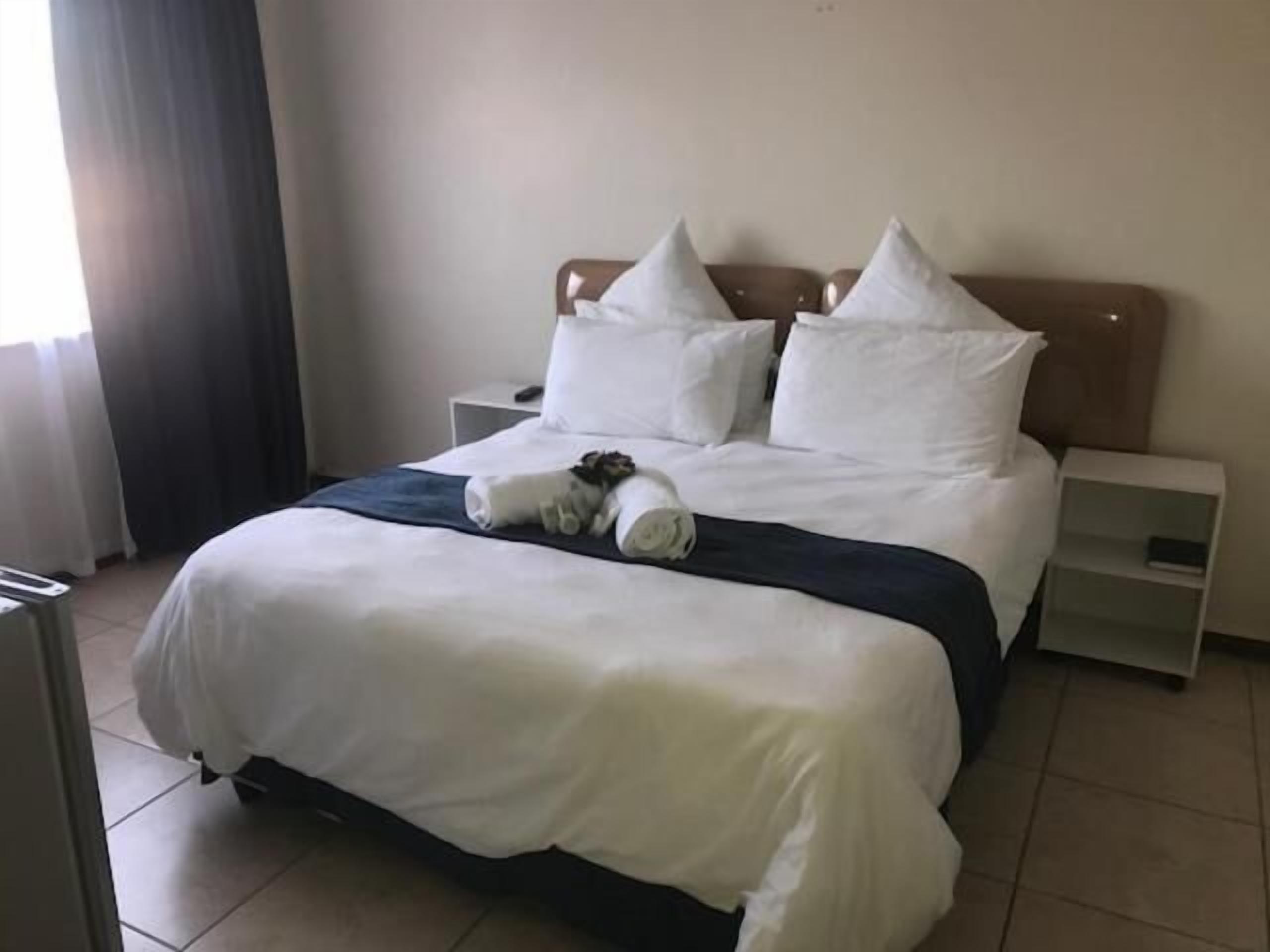 Escritorio, wifi gratis, ropa de cama