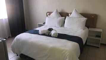 Escritorio, wifi gratis, ropa de cama