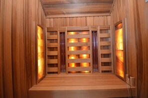 Un sauna en bois avec un mur en bois à lattes et un banc.