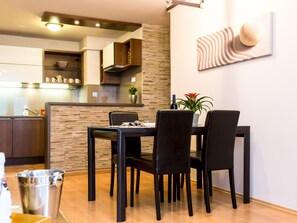 Refrigerador con freezer, microondas, horno, placa de cocina