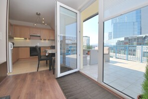 Panorama appartement, terras, uitzicht op de stad | Woonruimte | Smart-tv