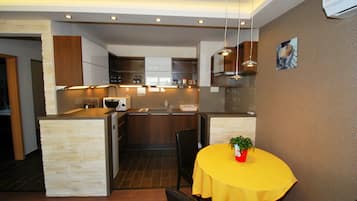 Refrigerador con freezer, microondas, horno, placa de cocina