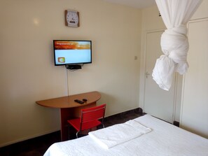 Cofres nos quartos, escrivaninha, Wi-Fi de cortesia, roupa de cama