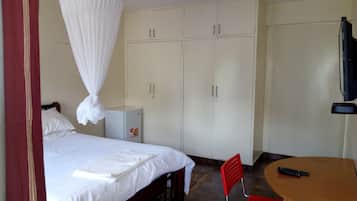 Habitación individual, balcón | Caja fuerte, escritorio, wifi gratis y ropa de cama