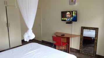 Caja fuerte, escritorio, wifi gratis y ropa de cama