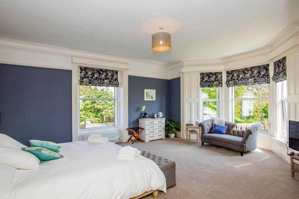 Suite, Lake View | 1 bedroom, iron/ironing board, free WiFi, bed sheets
