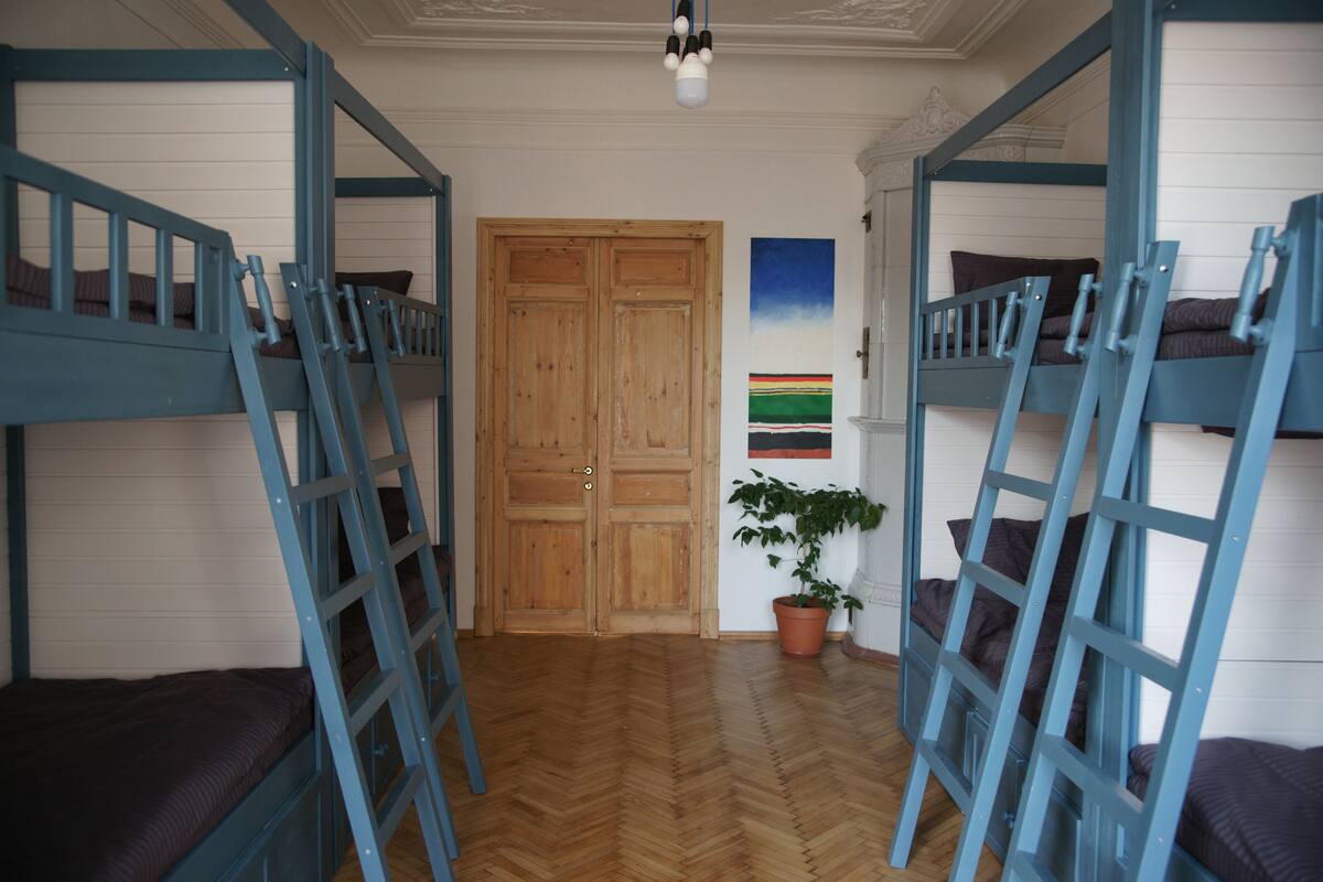 Slaapzaal, gemengde slaapzaal, balkon (8 beds) | Verduisterende gordijnen, een strijkplank/strijkijzer, extra bedden