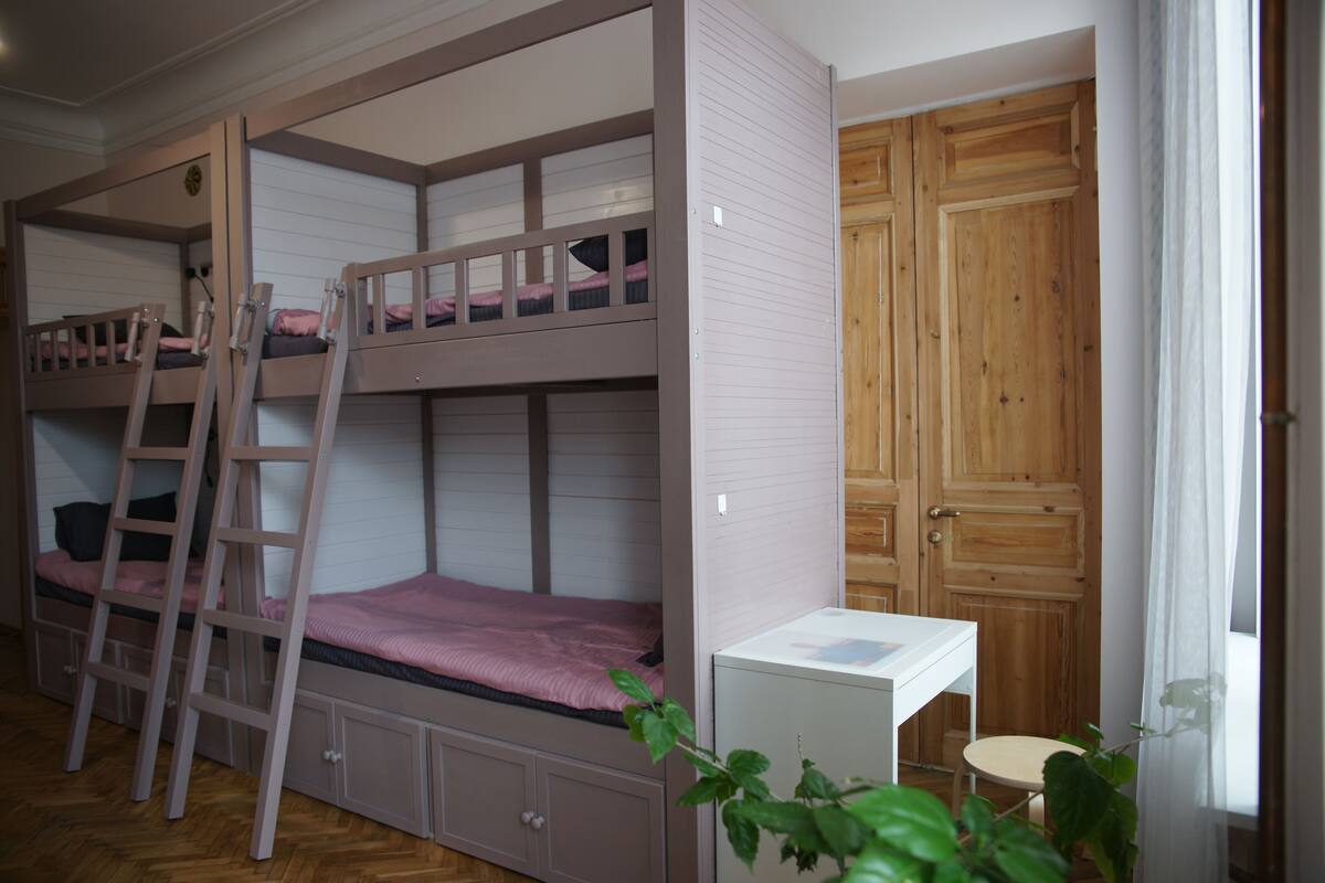 Slaapzaal, gemengde slaapzaal (8 beds) | Verduisterende gordijnen, een strijkplank/strijkijzer, extra bedden