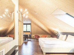 Lodge Dachgeschosszimmer | Sängtillbehör av högsta kvalitet, skrivbord och ljudisolering