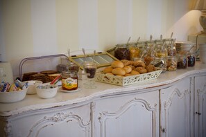Free daily buffet breakfast - Landhaus Hamm (Düsseldorf)
