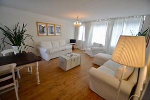 Apartment | Living room | Flat-screen TV - Landhaus Hamm (Düsseldorf)