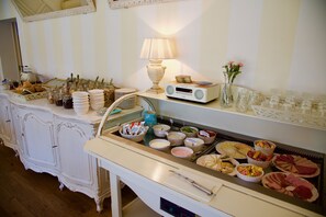 Free daily buffet breakfast - Landhaus Hamm (Düsseldorf)