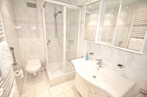 Apartment | Bathroom | Shower, free toiletries, hair dryer - Landhaus Hamm (Düsseldorf)