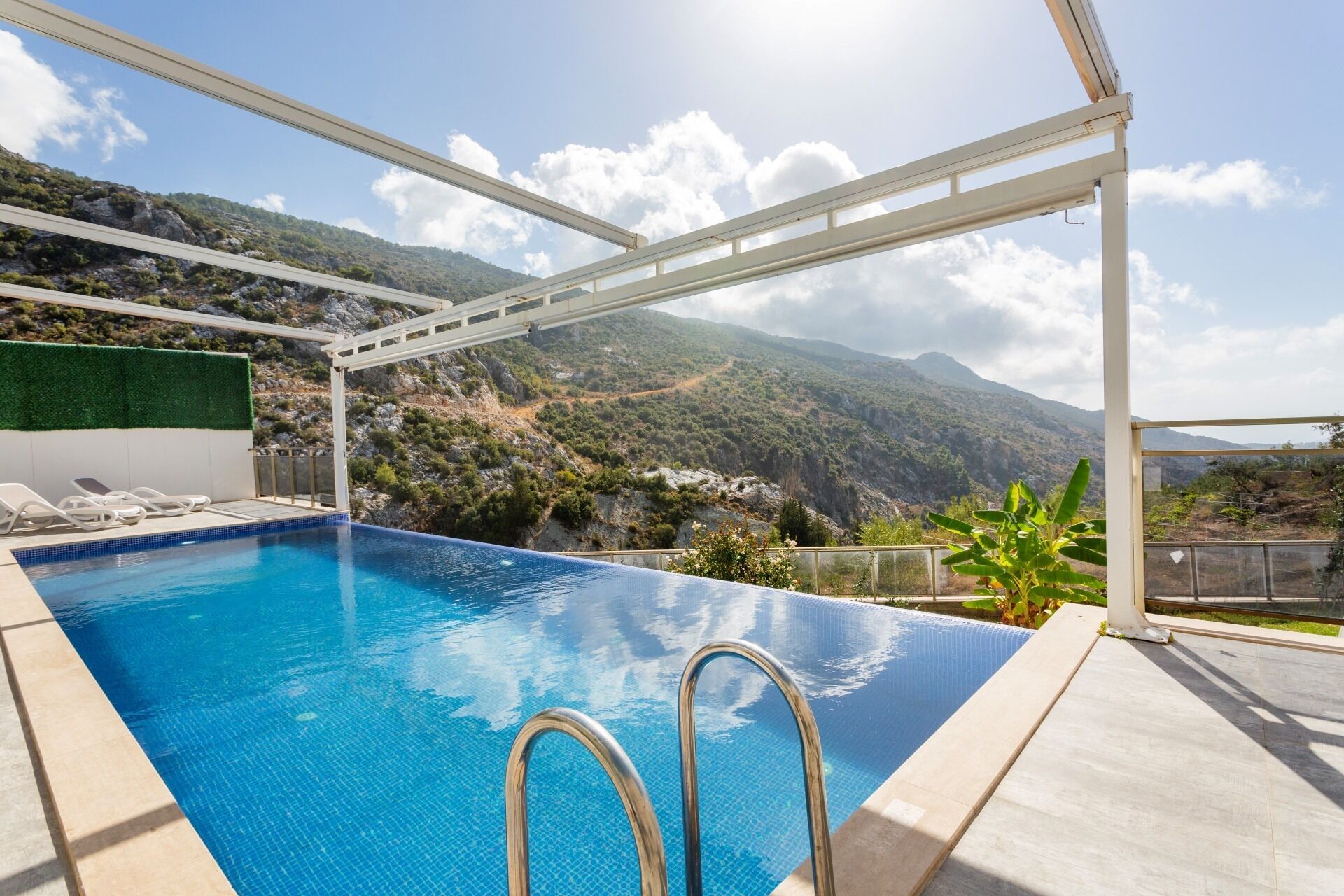 Une piscine avec vue sur un paysage montagneux.