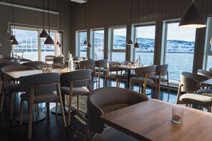 Petit déjeuner, déjeuner et dîner servis sur place