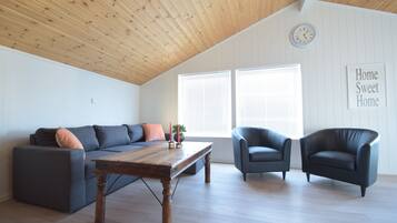 Duplex Standard | Vardagsrum | 55-tums platt-tv med satellitkanaler, tv och golvvärme