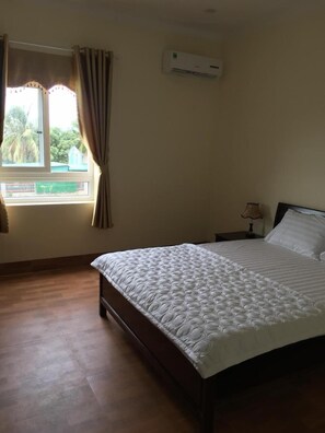 Skrivebord, lydisolert, wi-fi (inkludert) og sengetøy