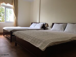 Family Room | Desk, soundproofing, free WiFi, bed sheets