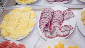 Una presentación de frutas cortadas, entre ellas piña, pitahaya y sandía.