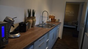 コーヒー / ティーメーカー、冷蔵庫、電子レンジ、トースター