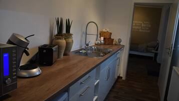 Réfrigérateur, micro-ondes, cafetiÚre/bouilloire, grille-pain