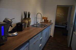 Réfrigérateur, micro-ondes, cafetière/bouilloire, grille-pain