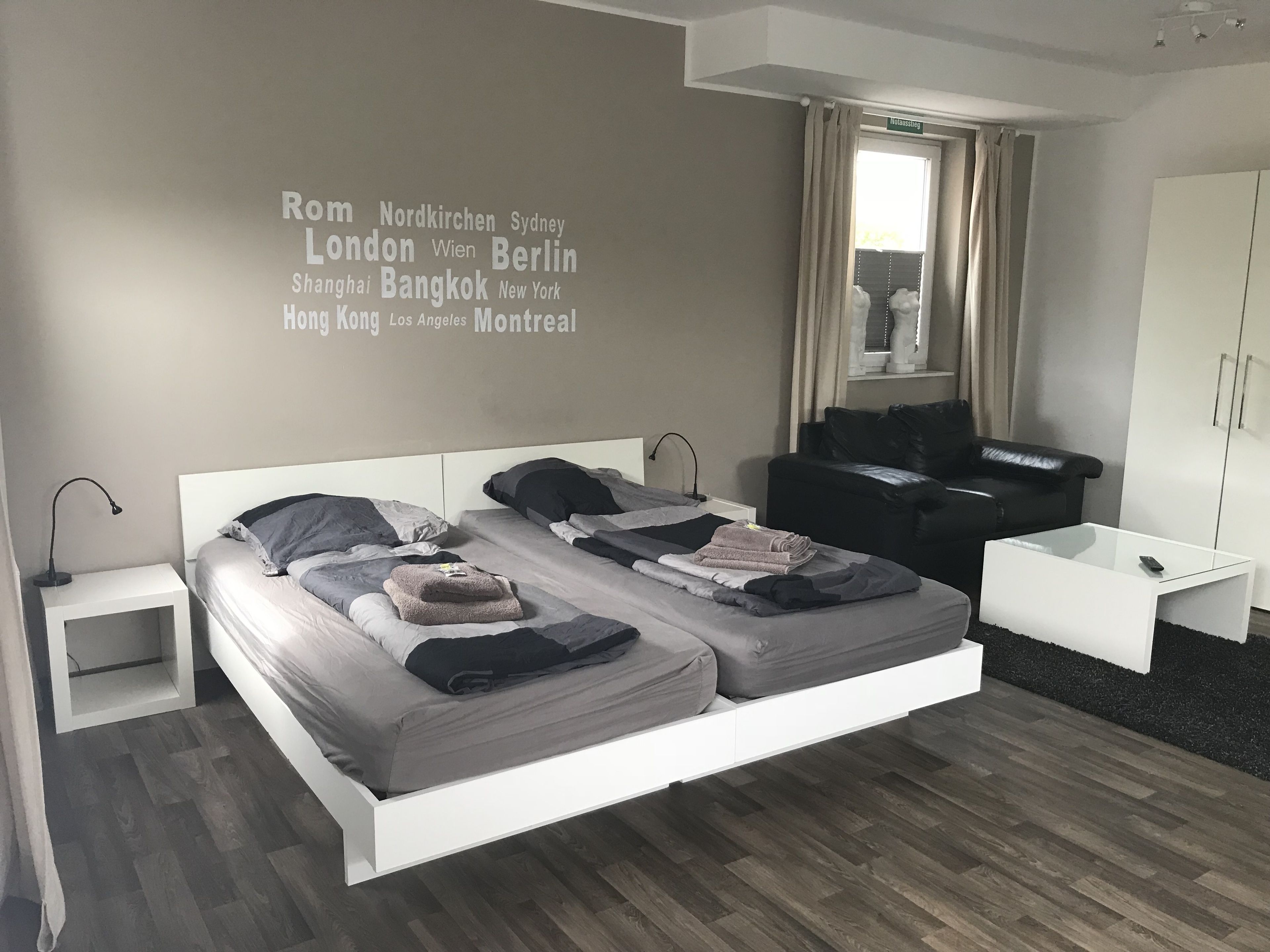 Een bureau, verduisterende gordijnen, geluiddichte muren