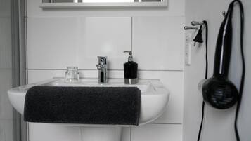 Chuveiro, secador de cabelo, toalhas de banho