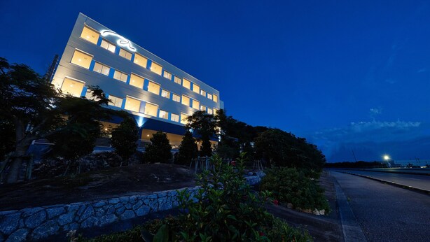 Un moderno edificio de hotel con varios pisos y ventanas iluminadas.