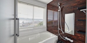 Quadrupla Standard | Bagno | Vasca e doccia separate, asciugacapelli, accappatoio, pantofole