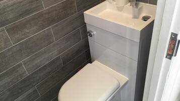 House, 4 Bedrooms | Bathroom | Combined shower/bathtub, free toiletries, towels