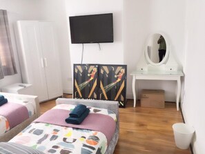 Talo, 4 makuuhuonetta | 4 makuuhuonetta, silitysrauta/-lauta, ilmainen Wi-Fi, vuodevaatteet