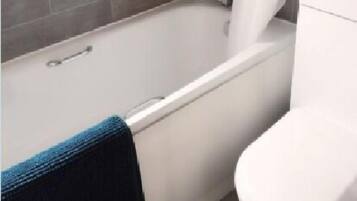 House, 4 Bedrooms | Bathroom | Combined shower/bathtub, free toiletries, towels