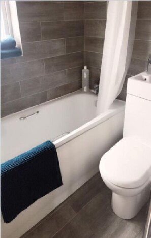 House, 4 Bedrooms | Bathroom | Combined shower/tub, free toiletries, towels - Bexleyheath Station House (Bexleyheath)