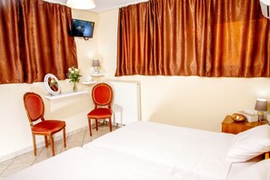 Klassieke suite, 1 slaapkamer, privébadkamer, uitzicht op tuin | Een bureau, geluiddichte muren, gratis babybedden, gratis wifi