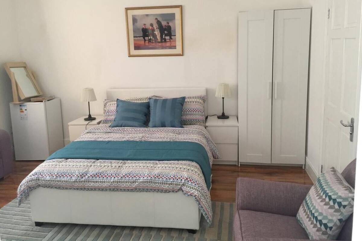 Estúdio standard, suíte | Ferros/tábuas de passar roupa, Wi-Fi de cortesia, roupa de cama