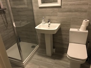 Estúdio standard, suíte | Banheiro | Produtos de toalete grátis, secador de cabelo, roupões de banho