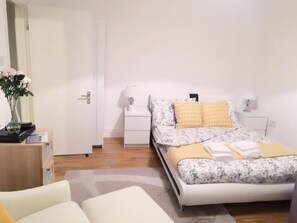 Estúdio standard, suíte | Ferros/tábuas de passar roupa, Wi-Fi de cortesia, roupa de cama