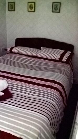 Free WiFi, bed sheets - Rhymney House hotel (Tredegar)
