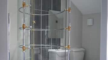 Combined shower/tub, towels