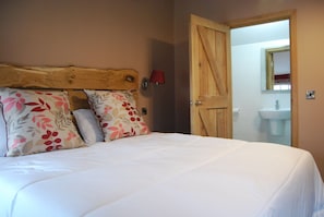 Desk, free WiFi, bed sheets - The Feathers (Ruthin)