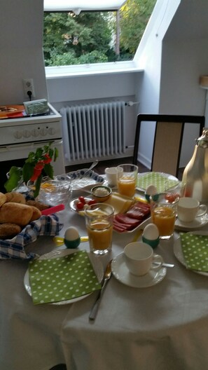 Daily continental breakfast (EUR 13 per person)