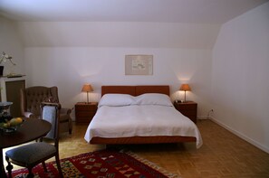 Deluxe-Doppelzimmer, Balkon | Verdunkelungsvorhänge, Bügeleisen/Bügelbrett, Zustellbetten