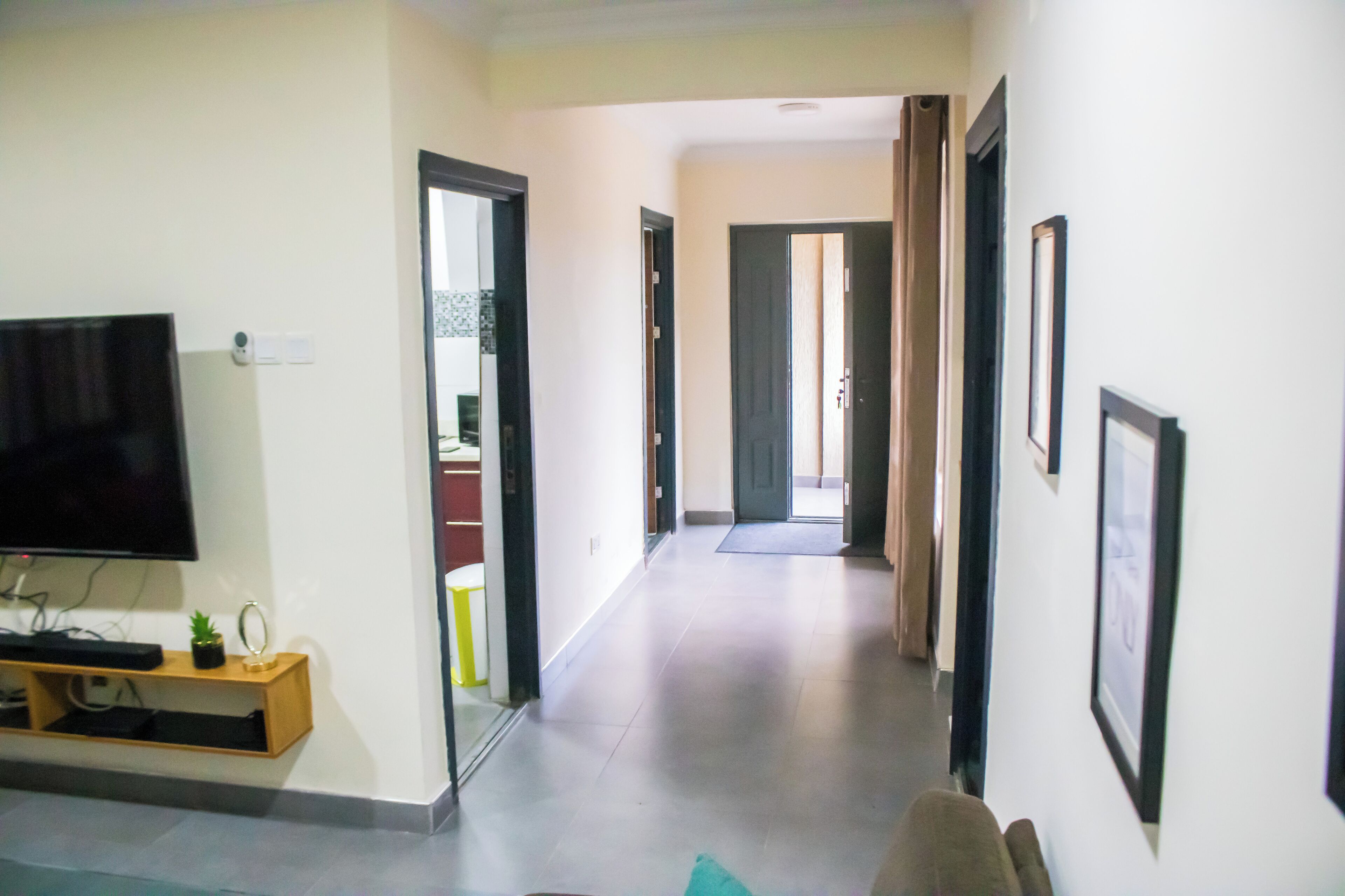 FIRST FLOOR ENSUITES | Living area | 55-inch TV with satellite channels, Netflix, toys