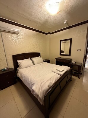 Desk, soundproofing, iron/ironing board, rollaway beds - Alnahas Plaza Hotel (Irbid)