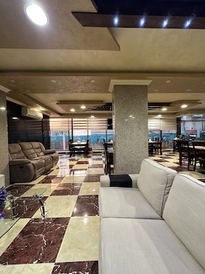 Lobby sitting area - Alnahas Plaza Hotel (Irbid)