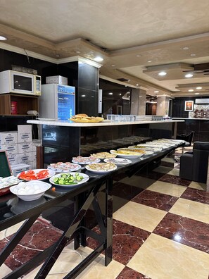 Free daily buffet breakfast - Alnahas Plaza Hotel (Irbid)