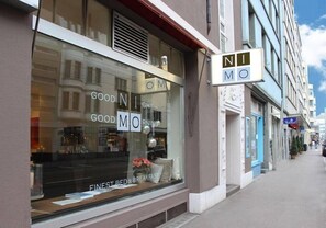 A storefront with a large window displaying the name 'GOODMO' and the words 'FINEST BED & BREAKFAST'. - Hotel Ni-mo (Zürich)