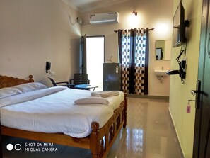 Deluxe Quadruple Room, Multiple Beds, Smoking | Individually furnished, desk, soundproofing, free WiFi - Candolim Beach Place (Candolim)