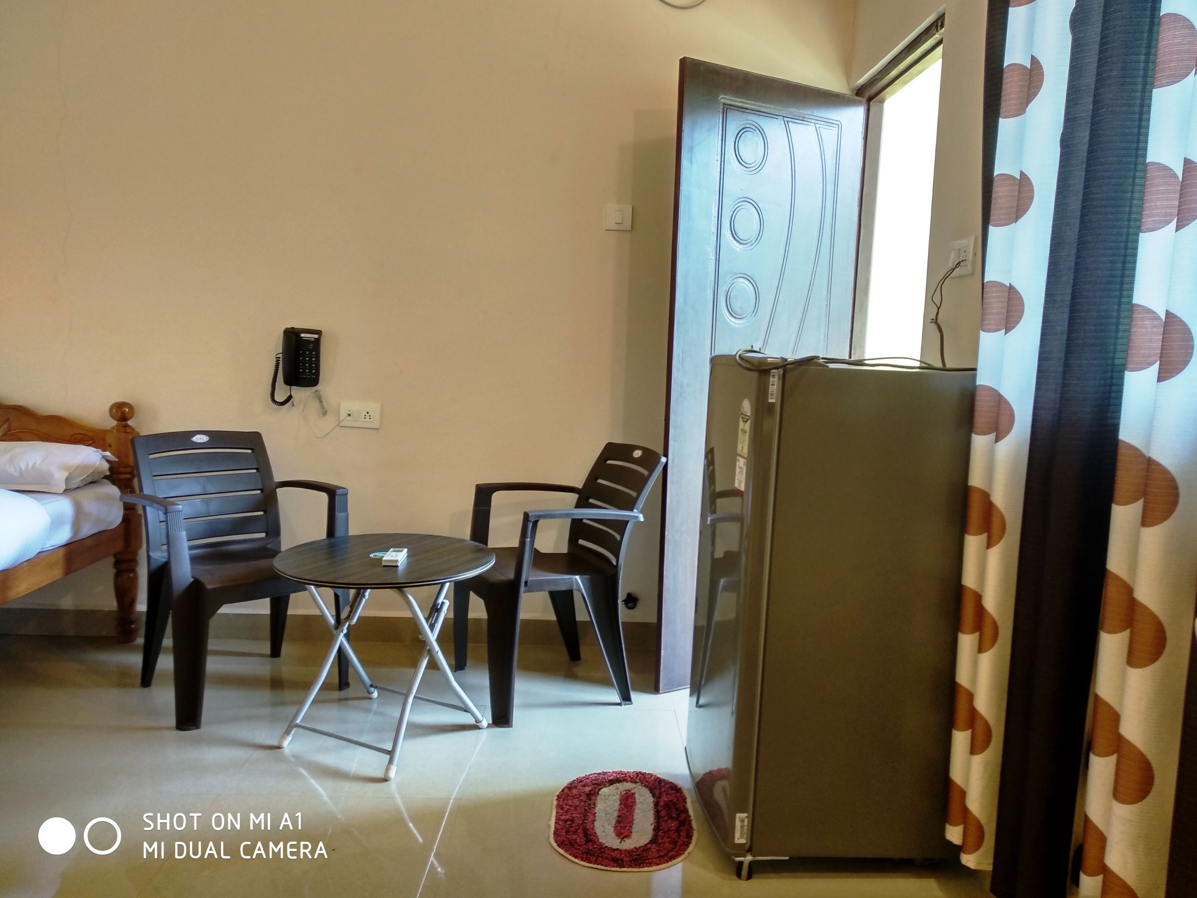 Ameublement personnalisé, bureau, chambres insonorisées, Wi-Fi gratuit